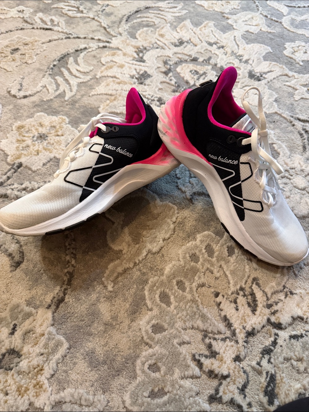 New Balance Fresh Foam Women’s Size 8 Running Shoes White Black Hot Pink
